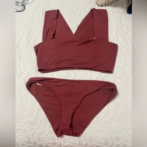 LSPACE Bikini Set (Parker Top SIZE L, Sandy Bottom SIZE M) color currant - Picture 2 of 3